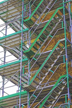 eski onarım gerçekleştiriyor scaffolding ile bina