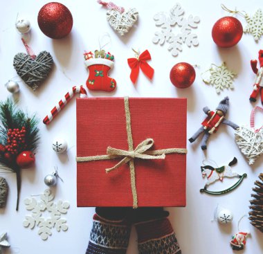 Noel dekorasyonu ve beyaz backgrou süsler düz lay