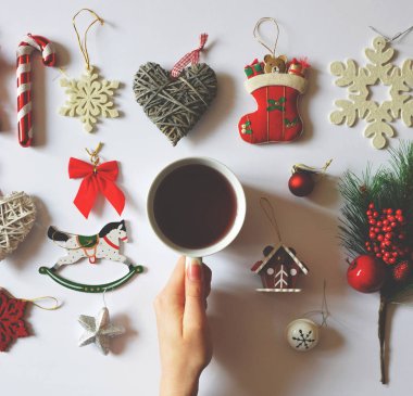 Noel dekorasyon düz lay süsler beyaz arka plan üzerinde bir