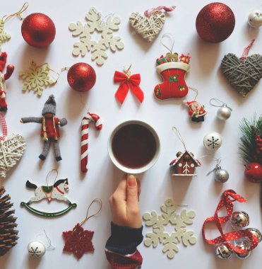 Noel dekorasyon düz lay süsler beyaz arka plan üzerinde bir