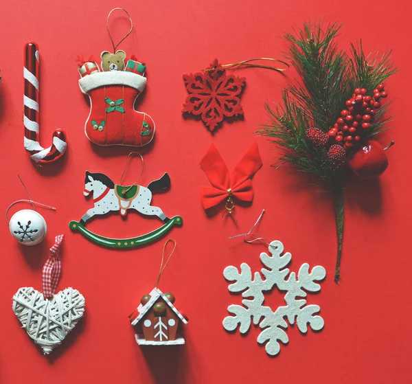 Flat lay juldekoration och ornament på röd bakgrund — Stockfoto