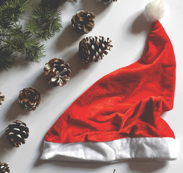 Colocação plana de decoração de Natal e ornamentos em backgrou branco — Fotografia de Stock