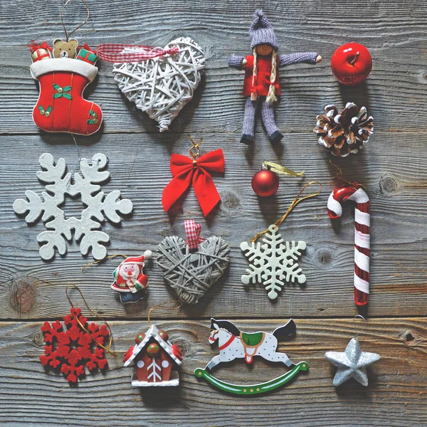 Colocação plana de decoração de Natal e ornamentos em backgro de madeira — Fotografia de Stock