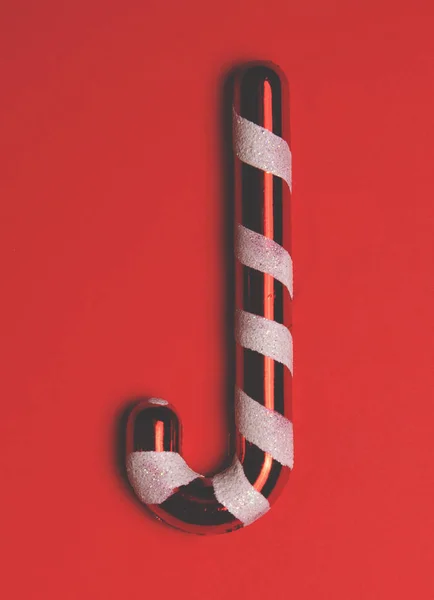 Decoración de Navidad bastón de caramelo rayado - Flat lay minimal desig —  Fotos de Stock