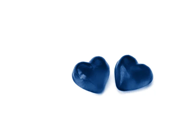 Twee gelei snoepjes in de vorm van heldere klassieke blauwe harten op een — Stockfoto