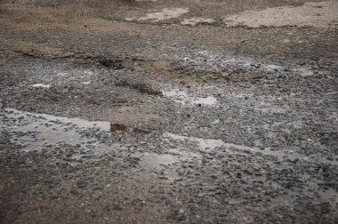 Kötü yol asfalt delikler ile