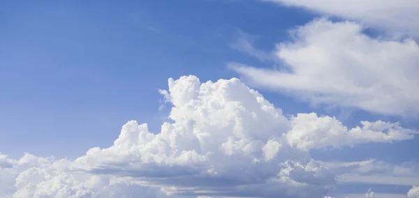 Ciel bleu avec gros plan nuage — Photo