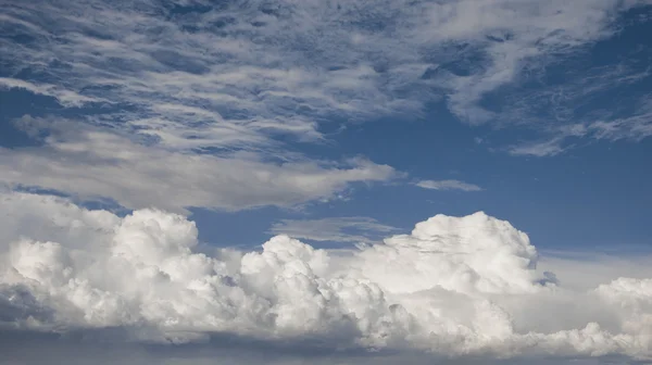 Cielo azul con primer plano de nubes —  Fotos de Stock