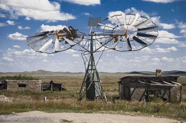 Antiguo molino de viento sobre el cielo azul — Foto de Stock