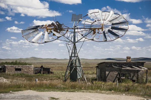 Antiguo molino de viento sobre el cielo azul — Foto de Stock