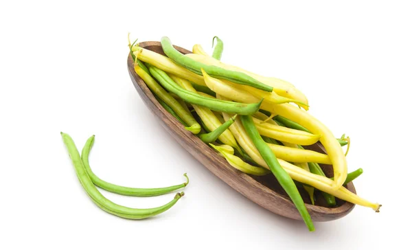 Skörden av sparris siliculose gula och gröna bönor. Isolerad på vit — Stockfoto