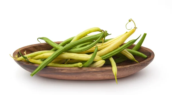 Cosecha de espárragos siliculosa amarilla y verde frijoles. Aislado sobre blanco — Foto de Stock