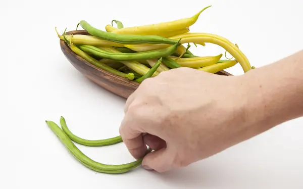 Cosecha de espárragos siliculosa amarilla y verde frijoles. Aislado sobre blanco — Foto de Stock