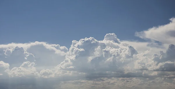 Cielo azul con primer plano de nubes — Foto de Stock