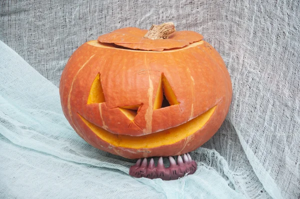 Halloween-Kürbis mit gruseligem Gesicht. — Stockfoto