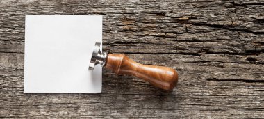 eski mühürler ahşap arka plan üzerinde