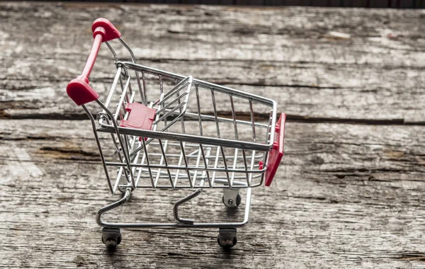 Carrito de compras en el suelo de madera —  Fotos de Stock