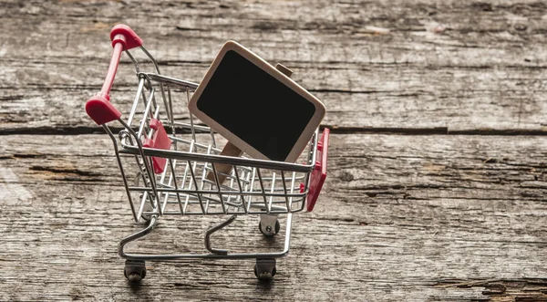 Carrito de compras en el suelo de madera — Foto de Stock