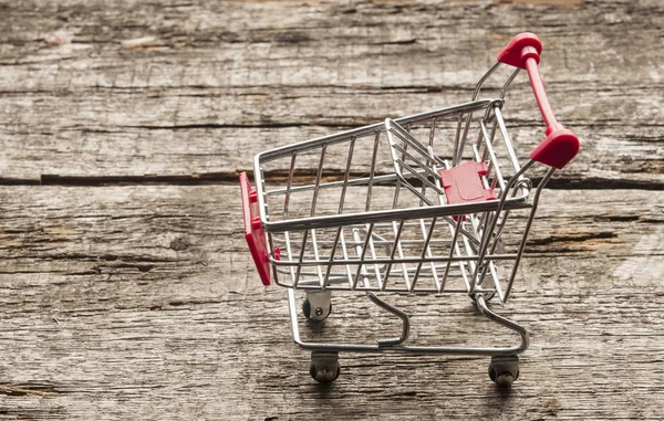 Carrito de compras en el suelo de madera —  Fotos de Stock