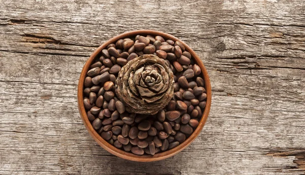 Cones de pinheiro em madeira — Fotografia de Stock