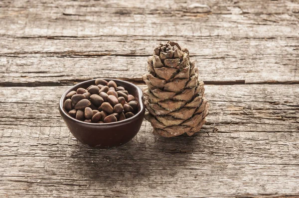 Cones de pinheiro em madeira — Fotografia de Stock