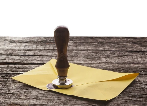 Viejo sobre de correo con sellos de sello de cera roja — Foto de Stock