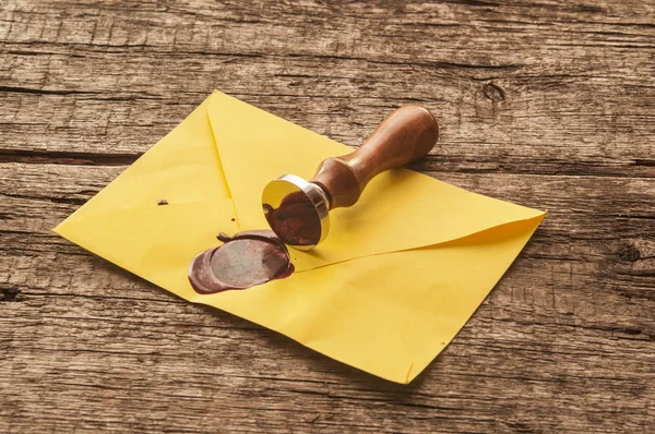 Viejo sobre de correo con sellos de sello de cera roja —  Fotos de Stock