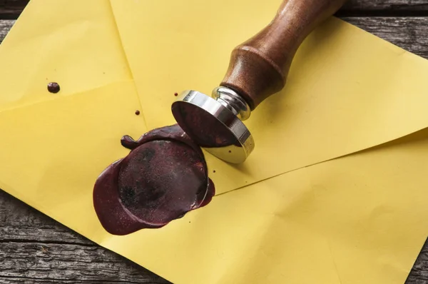 Oude mail envelop met rode wax zegel stempels — Stockfoto