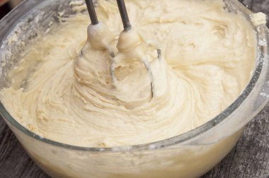 Kek hamuru için motor karıştırıcı ile yumurta ve şeker karıştırma