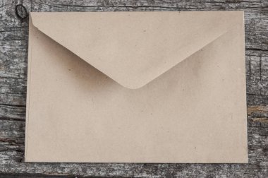 Ahşap arkaplanda zarf 