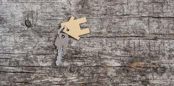 Σύμβολο του σπιτιού με ασημένιο κλειδί — Φωτογραφία Αρχείου