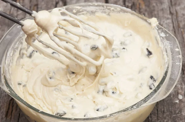 Eier und Zucker mit Motormixer für Kuchenteig mischen — Stockfoto