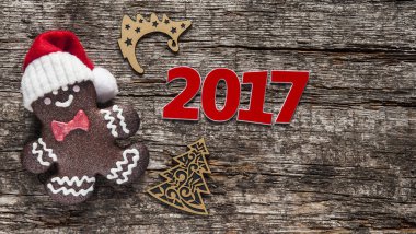 gingerbread çerezleri Noel ahşap masa