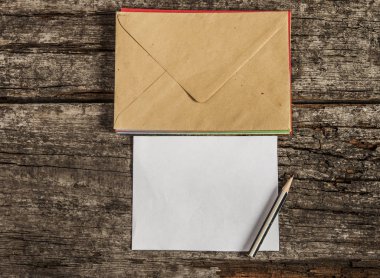 birçok beyaz kağıt zarfları