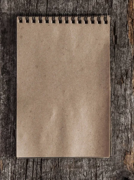 Caderno em branco espiral com lápis sobre fundo de mesa de madeira — Fotografia de Stock