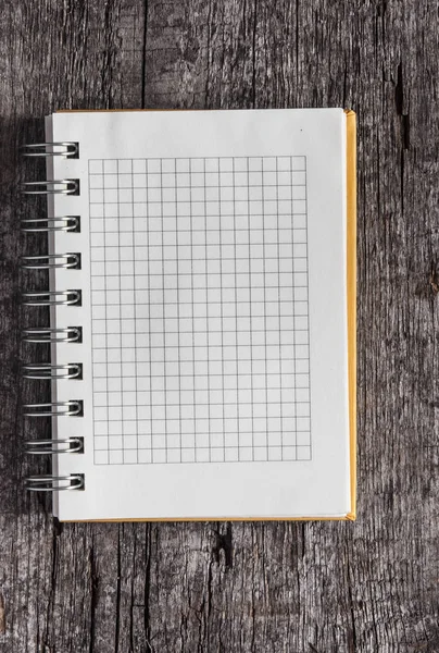 Cuaderno en blanco espiral con lápiz sobre fondo de escritorio de madera —  Fotos de Stock