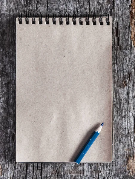 Spiral tom anteckningsbok med penna på trä skrivbord bakgrund — Stockfoto