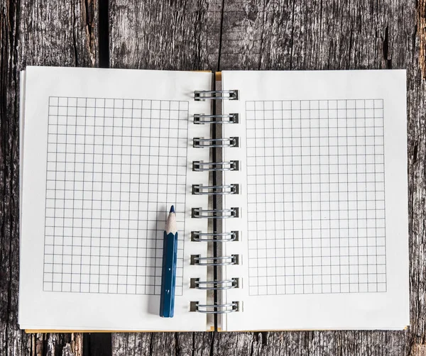 Cuaderno en blanco espiral con lápiz sobre fondo de escritorio de madera —  Fotos de Stock