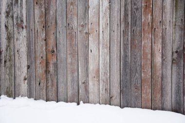 Karla kaplı eski ahşap çit