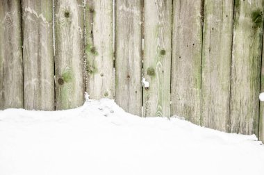 Karla kaplı eski ahşap çit