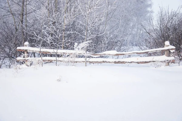 冬季的旧木制栅栏 — 图库照片