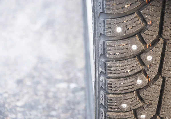 Close-up van een auto banden op een besneeuwde weg — Stockfoto