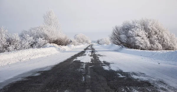 Strada invernale innevata — Foto Stock