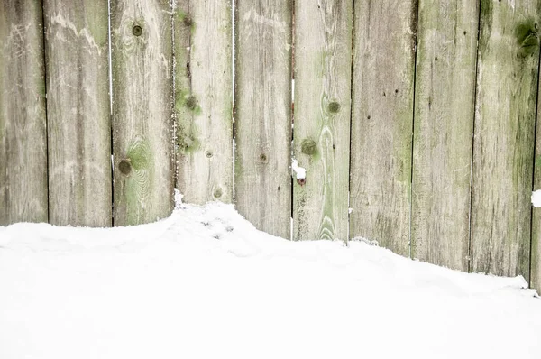 Cerca de madeira velha, coberta com neve — Fotografia de Stock