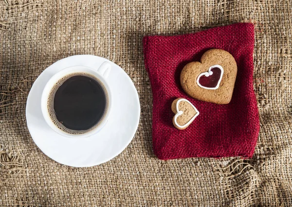 Café y una galleta en forma de corazón —  Fotos de Stock