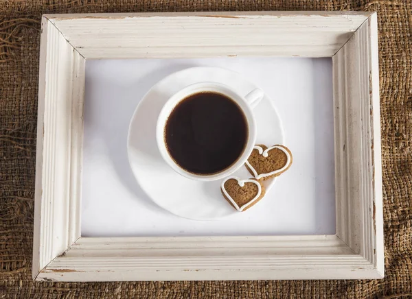 Csésze kávé és a cookie-k alakú szív — Stock Fotó