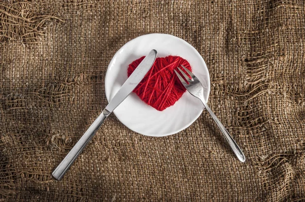 Coração vermelho no prato branco — Fotografia de Stock