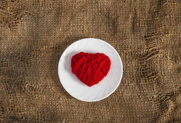 Rött hjärta på vita maträtt — Stockfoto