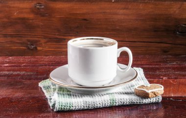  kalp şeklinde kurabiye ve beyaz kahve fincanı