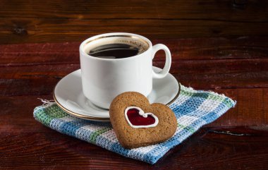  kalp şeklinde kurabiye ve beyaz kahve fincanı